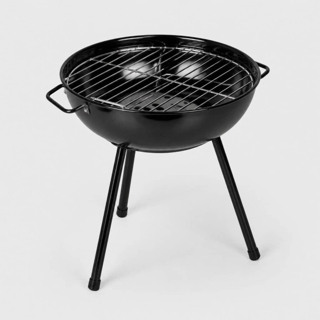 Barbecue à charbon rond noir d'entrée de gamme sur trois pieds, vue de trois quarts
