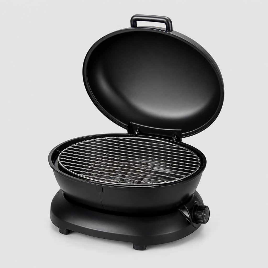 Barbecue électrique à couvercle rabattable vu de trois quarts sur fond neutre