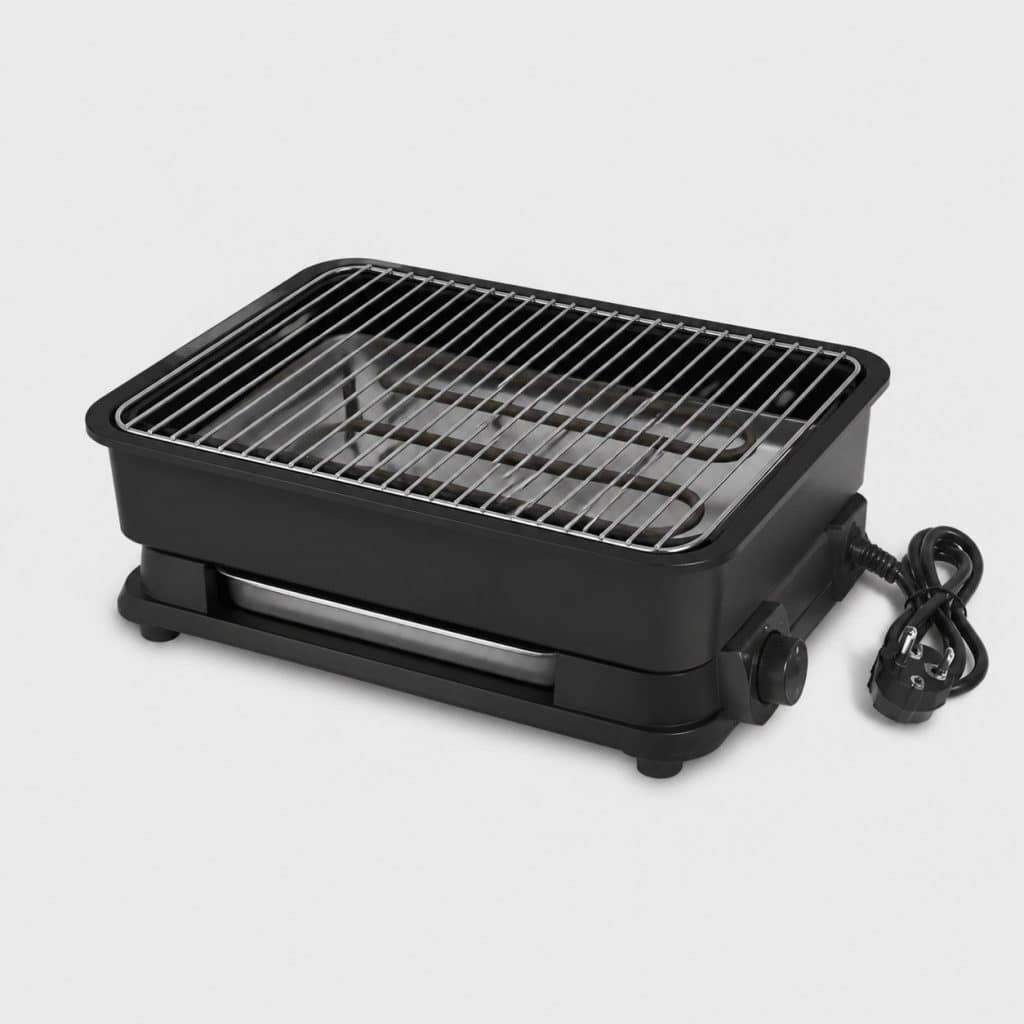 Barbecue électrique d'extérieur en acier noir vu de trois quarts sur fond neutre
