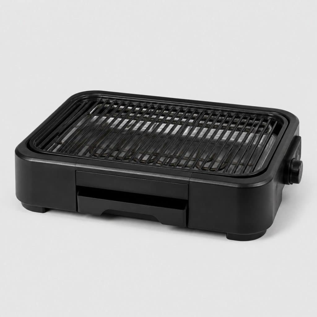 Grill de table électrique à grille antiadhésive vu de trois quarts sur fond neutre