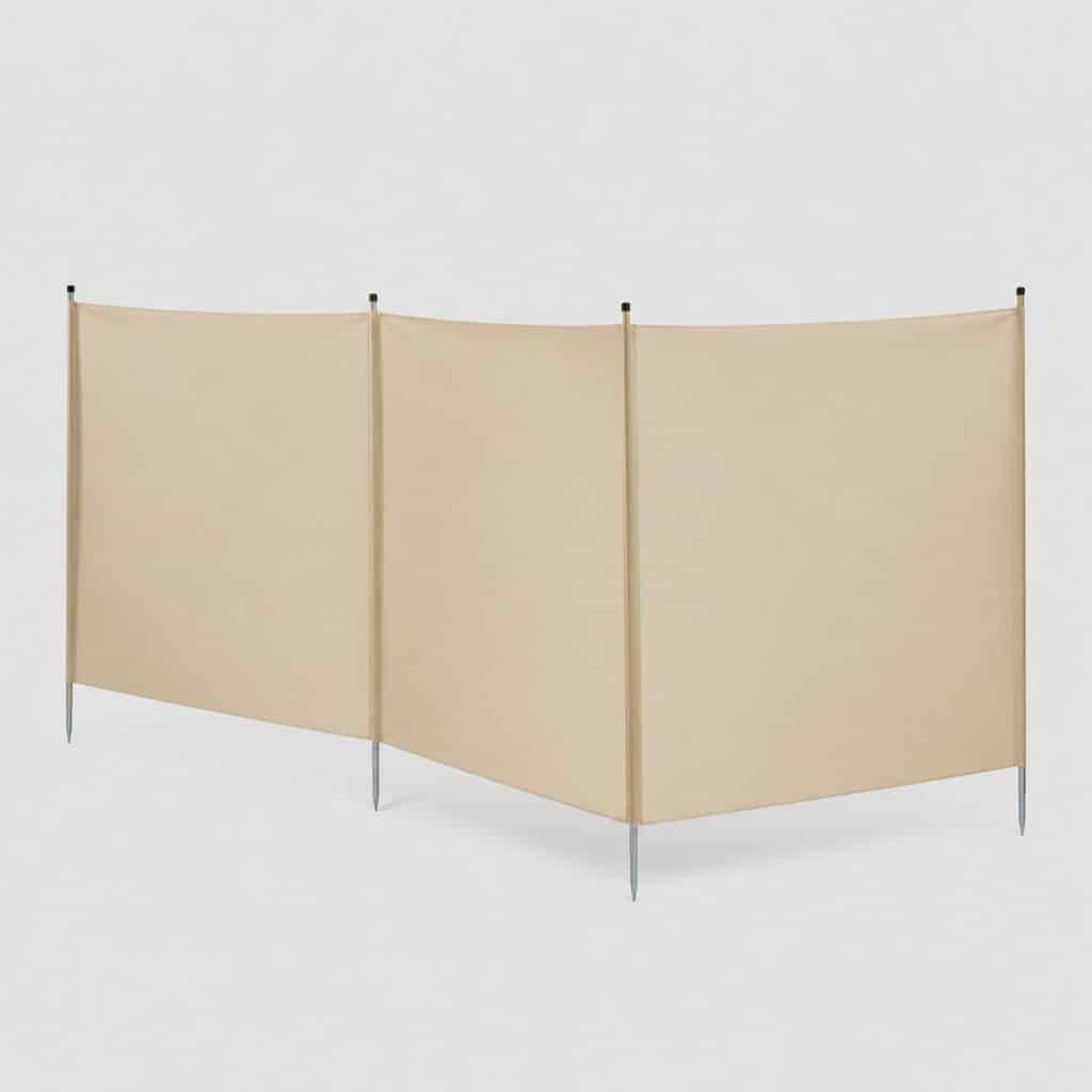 Paravent de plage beige en polyester vu de trois quarts sur fond neutre