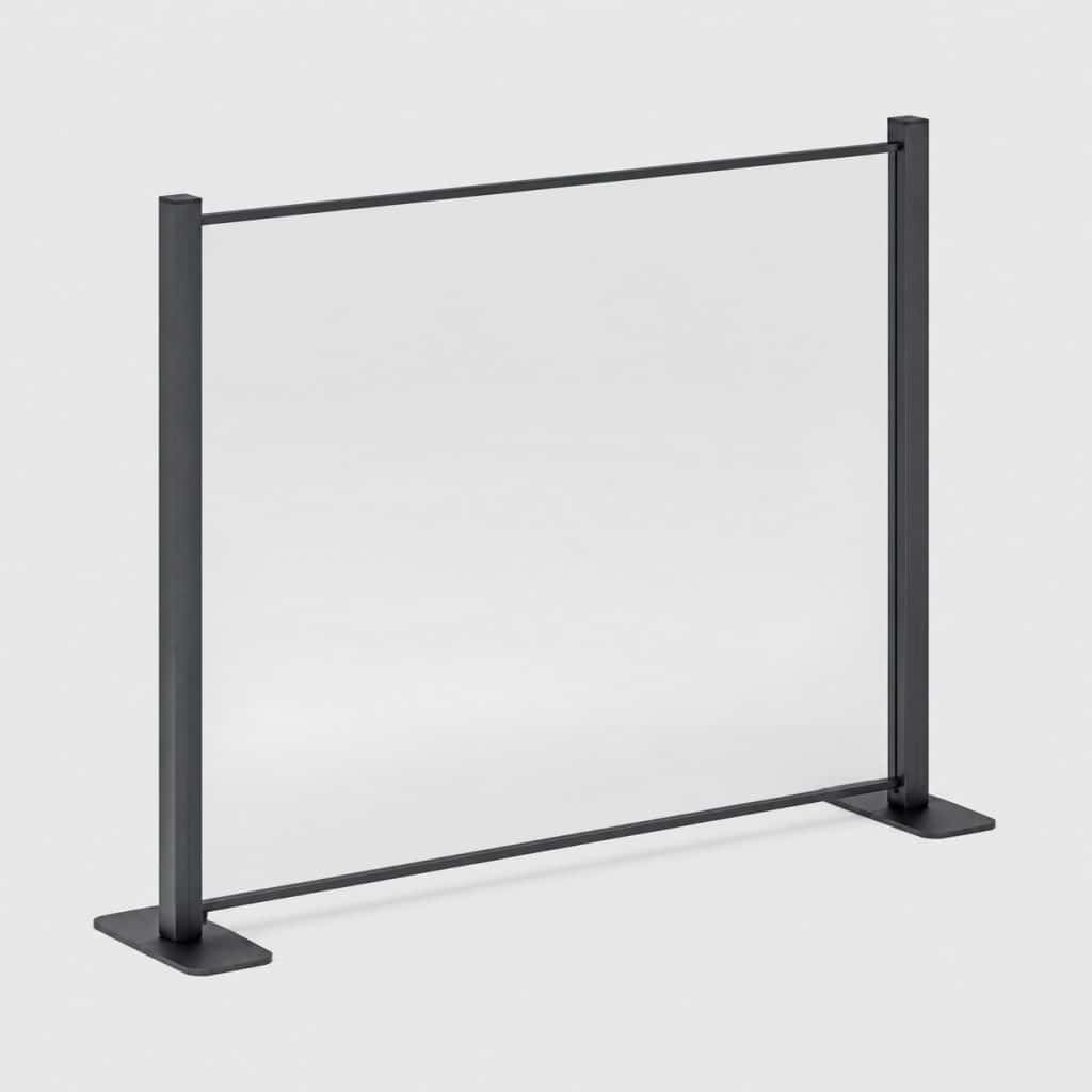 Brise-vent de terrasse en verre trempé sur ossature aluminium vu de trois quarts sur fond neutre