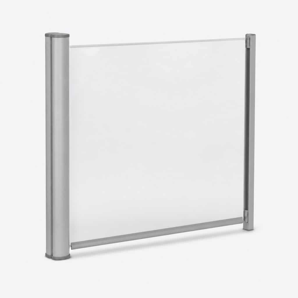 Brise-vent à toile transparente rétractable en PVC cristal vu de trois quarts sur fond neutre