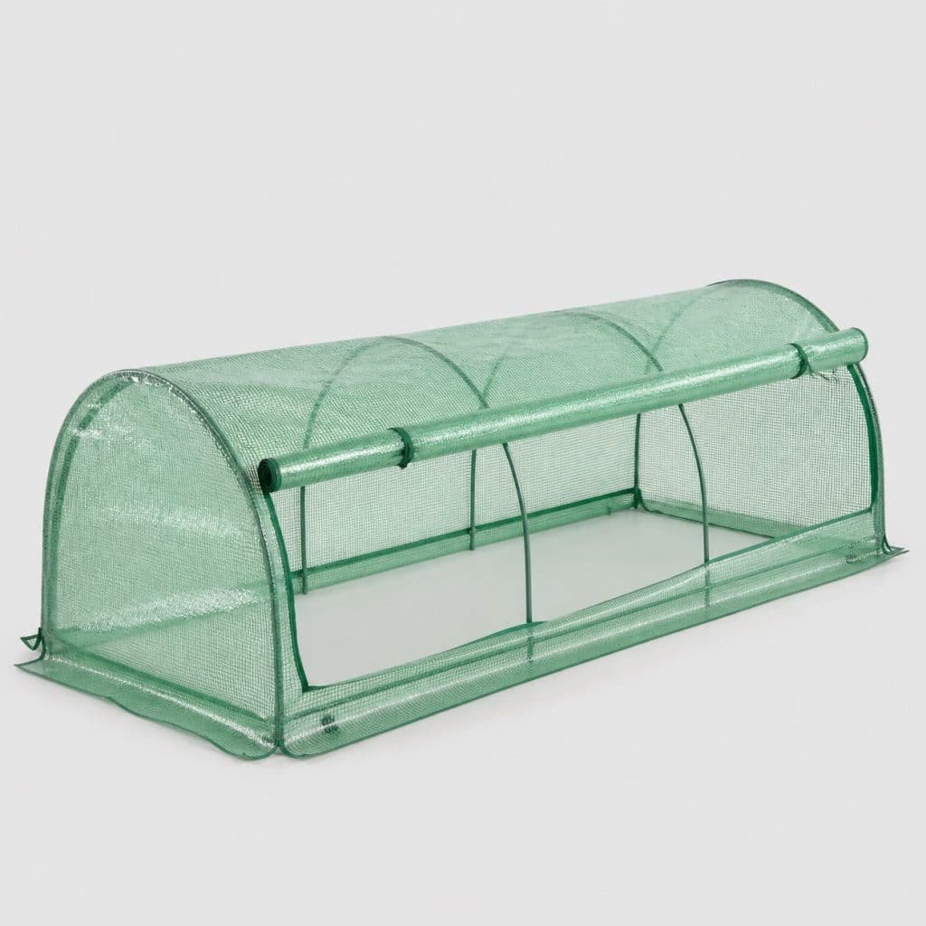 Mini serre basse de potager à bâche verte anti-UV, vue de trois quarts sur fond neutre