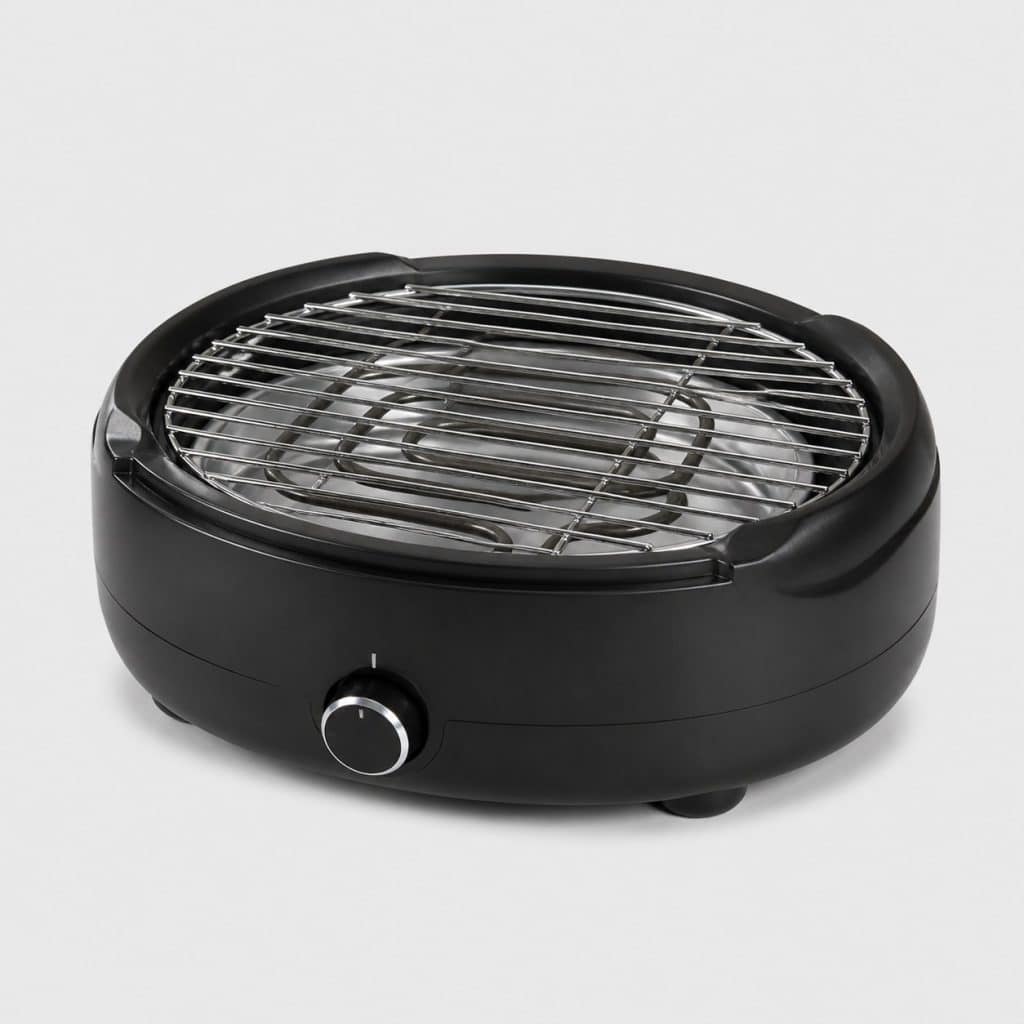 Petit barbecue électrique compact vu de trois quarts sur fond neutre