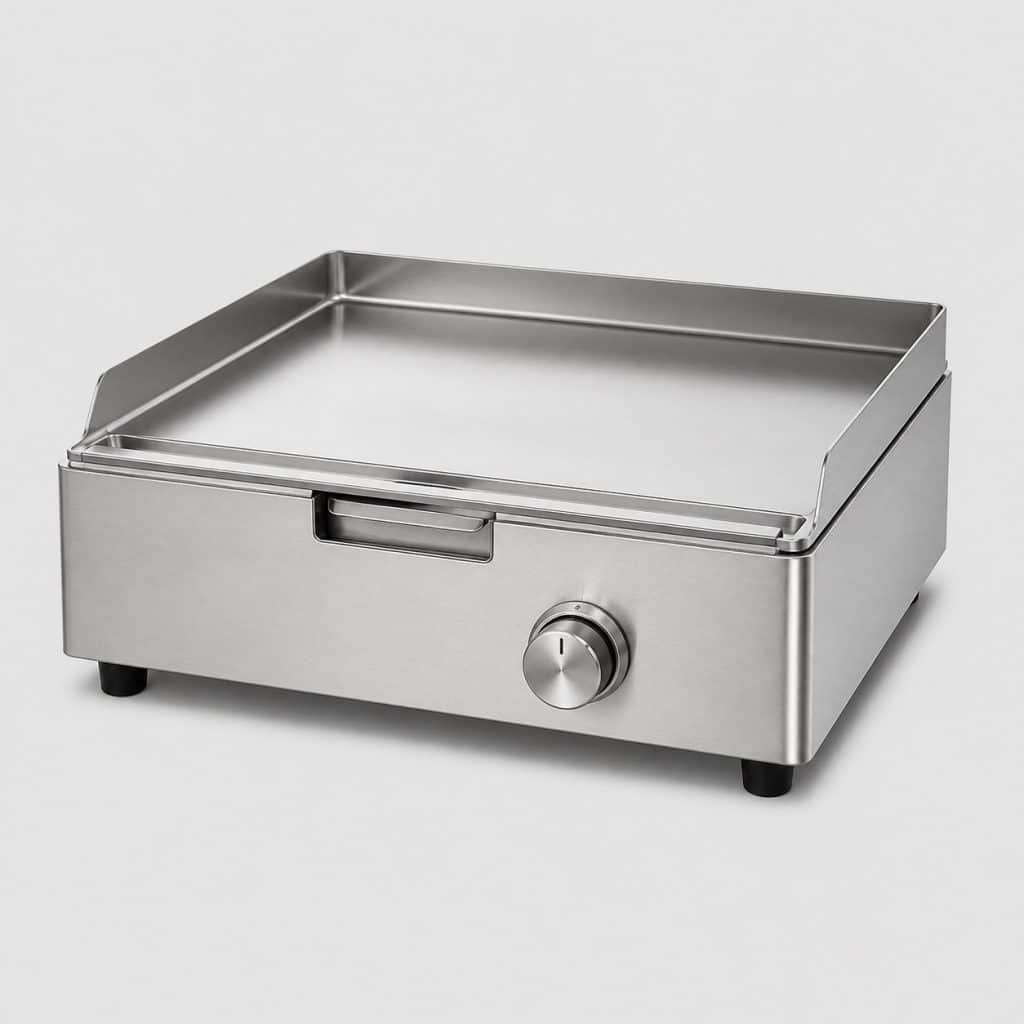 Plancha électrique à plaque inox avec gestion des graisses, vue de trois quarts sur fond neutre
