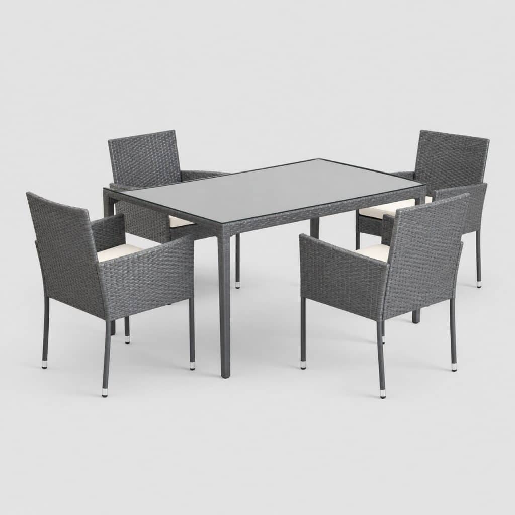 Ensemble de jardin table et chaises en résine tressée grise vu de trois quarts sur fond neutre