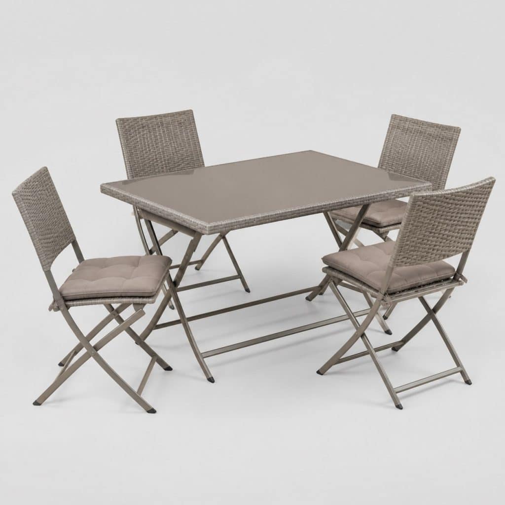 Ensemble de terrasse compact, table en verre taupe et quatre chaises pliantes sur fond neutre