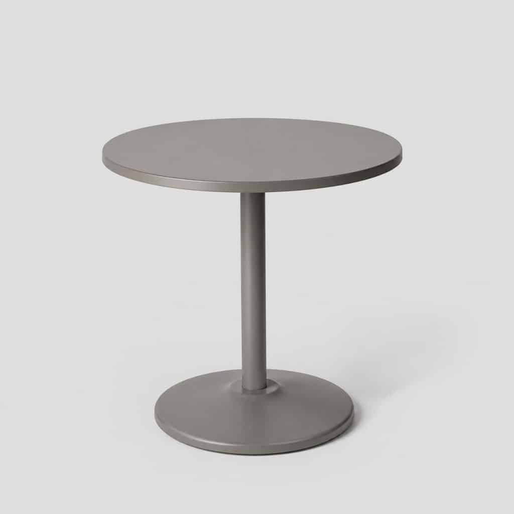 Petite table ronde bistrot deux places en métal gris vue de trois quarts sur fond neutre