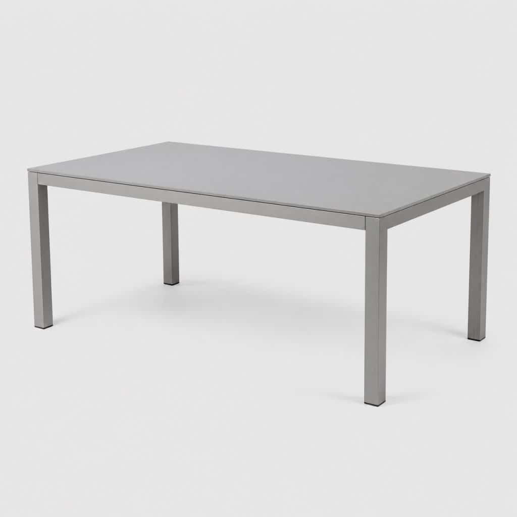 Table de jardin en aluminium gris argent vue de trois quarts sur fond neutre