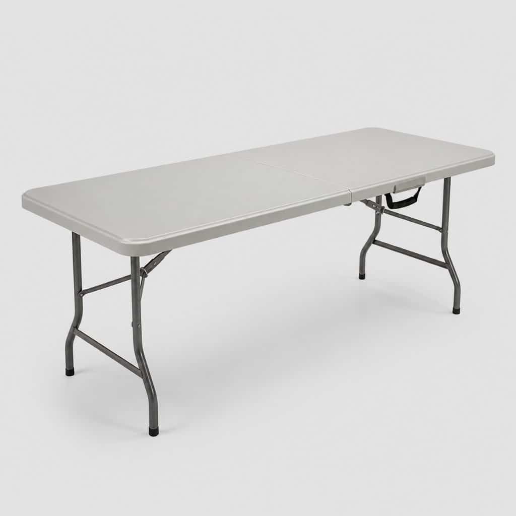 Table de jardin pliable portable en résine gris clair vue de trois quarts sur fond neutre