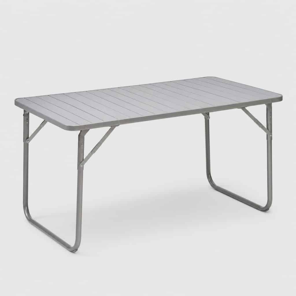 Table de jardin pliante en aluminium gris clair vue de trois quarts sur fond neutre