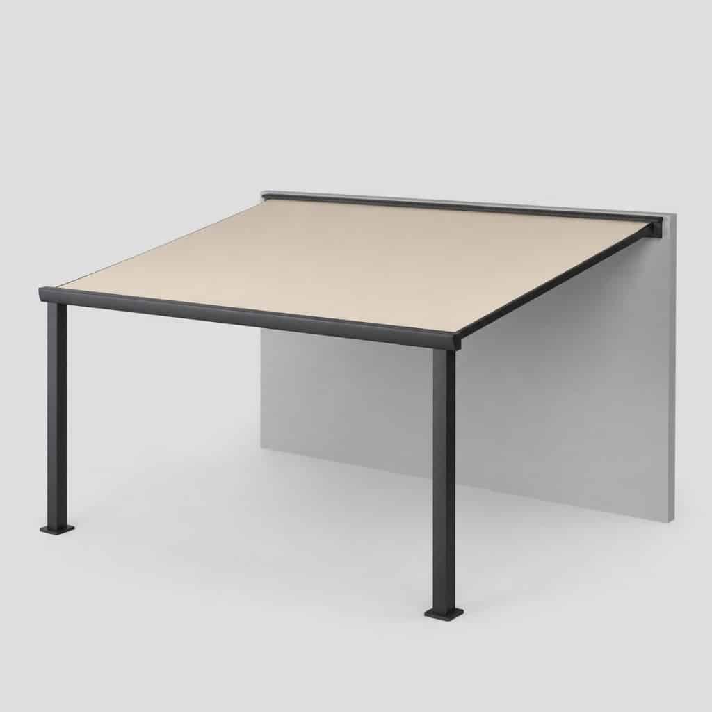 Tonnelle adossée à toit mono-pente beige contre un mur sur fond neutre